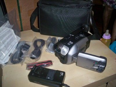 JVC GR AXM900U Compact VHS Camcorder w View Screen Accessories