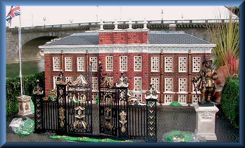 Kensington Palace NEW Department Dept. 56 DV set/14 Dickens Village DV