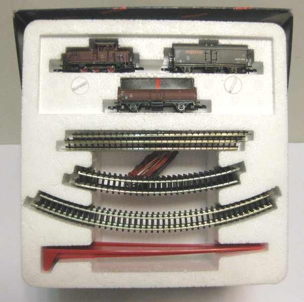 81564 Marklin Z Starter Set with Diesel Loco and 2 Cars