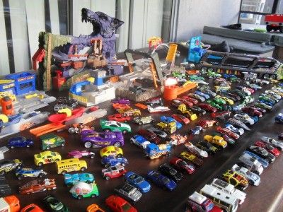 HUGE lot 160+ HOT WHEELS MATCHBOX CARS Storage Case Playsets Hauler