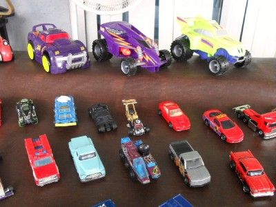 HUGE LOT 215 HOT WHEELS and MATCHBOX CARS & A FEW BOATS PLUS CARRY