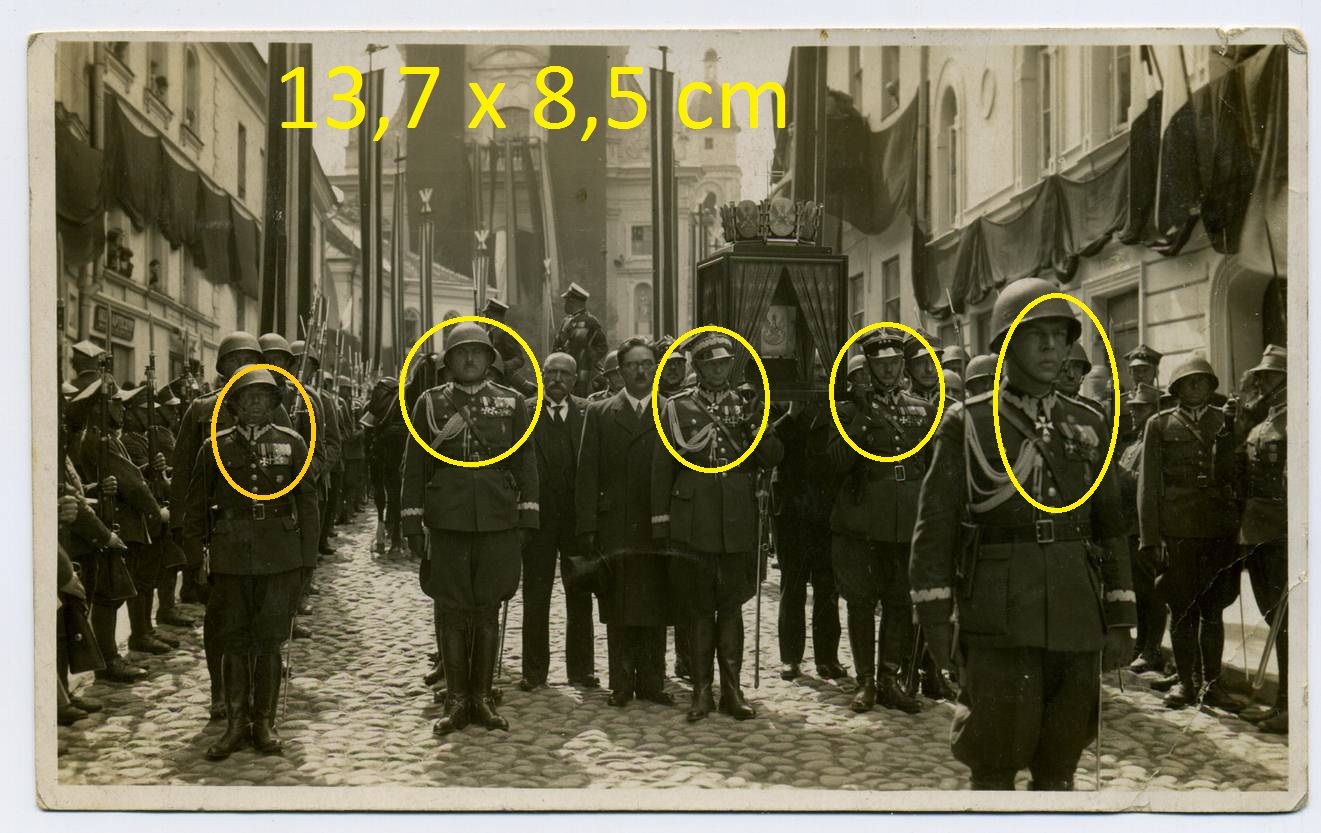 Foto Polen viele Soldaten mit Orden Stahlhelm Feiertag Parade