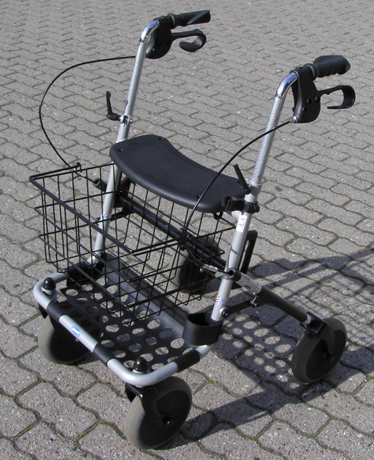 Invarcare Dolomite Rollator Banjo klappbar 130 kg + Korb / Sitz