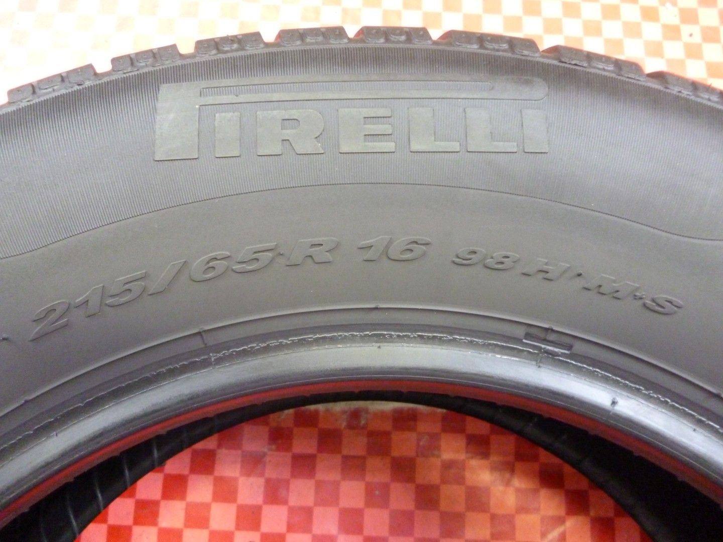 2131) 2x WINTER REIFEN 215/65 R16 98H PIRELLI SottoZero Winter210