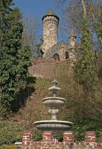 Burg Henneberg   Ein märchenhaftes Refugium am Alsterlauf