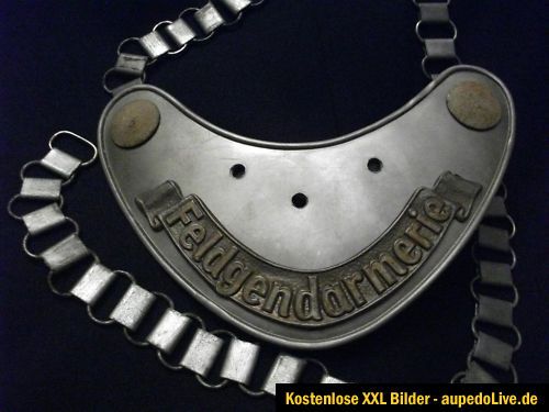 biete hier einen Ringkragen und ein Ärmelband der Feldgendarmerie