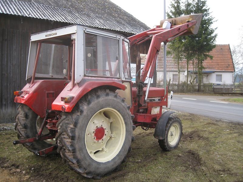 IHC 744 mit Kabine Frontlader Servolenkung Servo Traktor schlepper 644