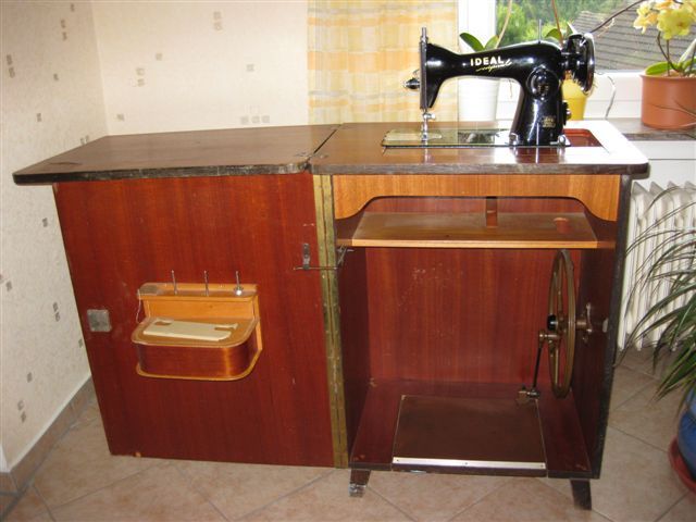 Alte Ideal Original Schrank Nähmaschine