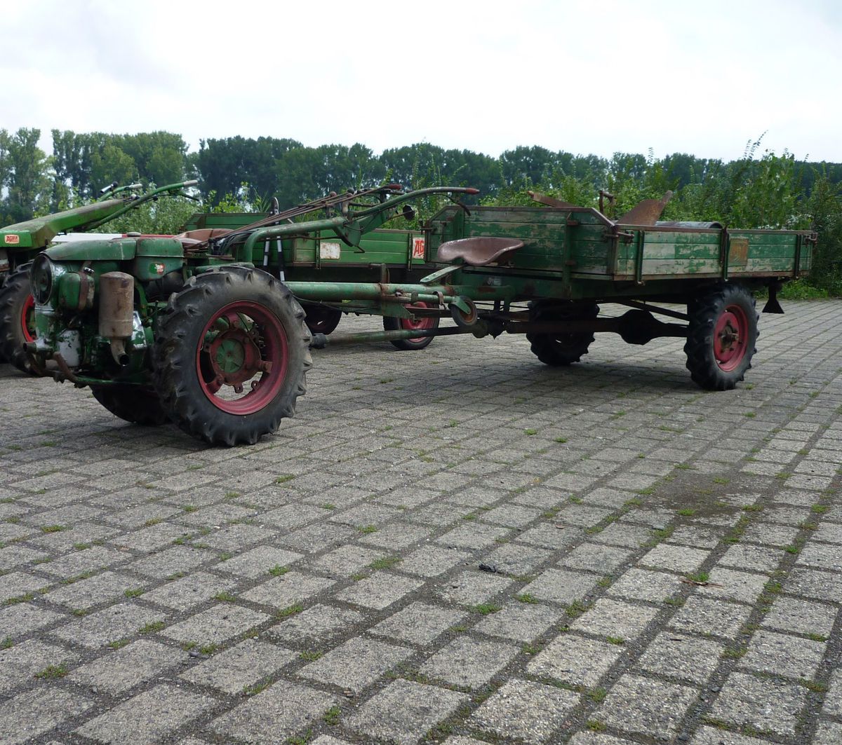 Agria 1900 Diesel 12 PS mit Voelker Triebachs Anhaenger