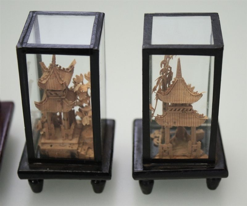 China Kork Schnitzarbeiten in 5 Glasvitrinen Miniatur Vintage