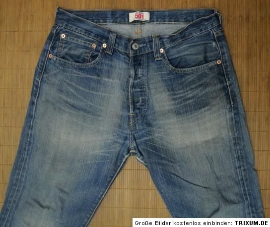 Die Jeans ist getragen, sauber und in gutem Zustand mit leichten