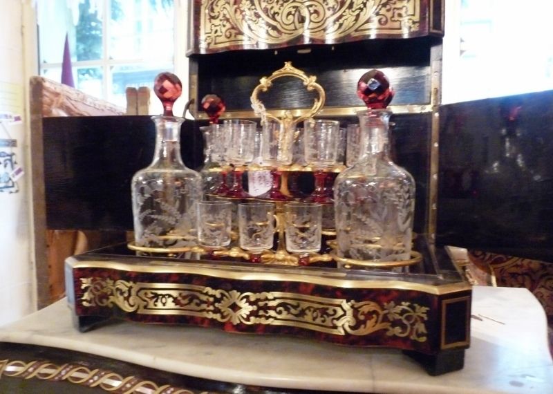 Cave à liqueur Boulle verrerie cristal et rouge XIXe