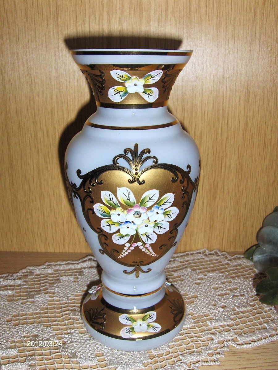 Vase Böhmen ,aufgesetzte Blüten,Weiß Gold,Goldrelief (841)