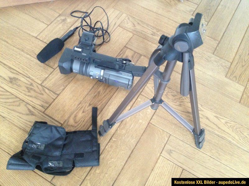 Sony Handycam PD150 Camcorder plus Extras, wenig Kopfstunden